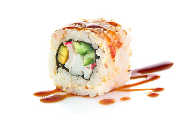 Sushi mit Avocado und Paprika und Sojasauce