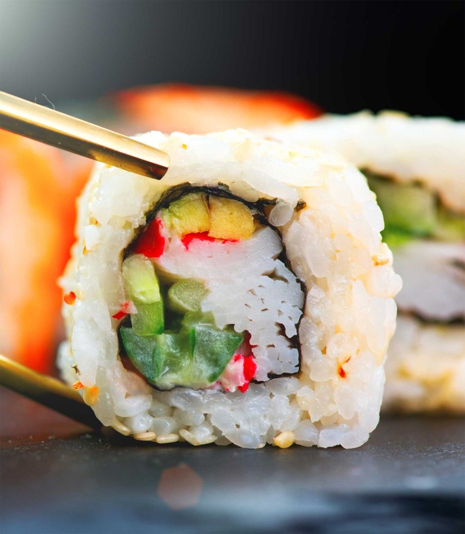 Sushirollen auf einer schwarzen Platte