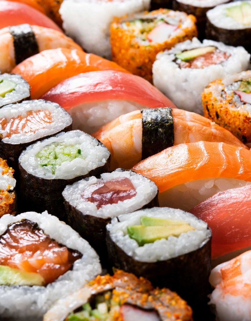 Sushiplatte mit verschiedenen Sushiarten