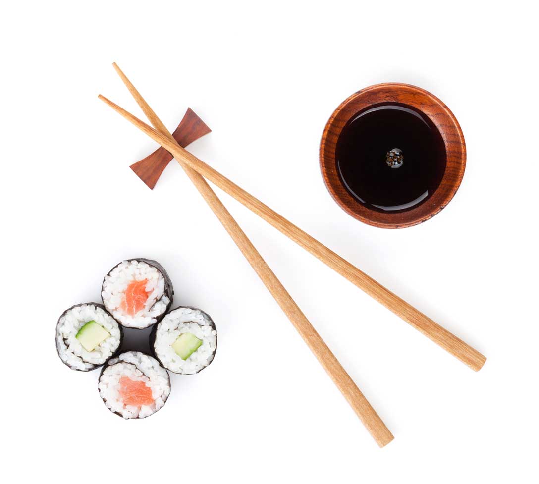 Sushirollen mit Stäbchen und Sojasauce