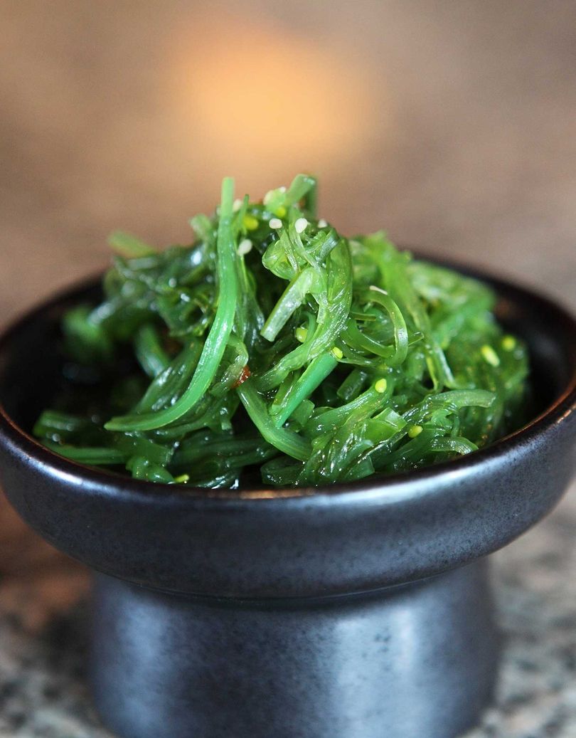 Wakame-Salat in einer Schüssel